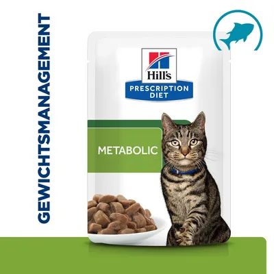 Hill's Prescription Diet Metabolic, sachet avec photo de chat tigré et croquettes en sauce. Texte visible : GEWICHTSMANAGEMENT, METABOLIC. Illustration poisson en haut à droite.