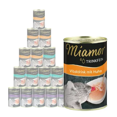 Miamor Trinkfein Vitaldrink mit Huhn, puszka z widocznym napisem i zdjęciem kota pijącego z miski; w tle zestaw różnych wariantów smakowych tego produktu.
