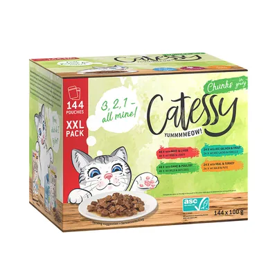 Catessy XXL Pack mit 144 Pouches. Sorten: Rind & Leber, Wild & Geflügel, Kalb & Pute, ASC-Lachs & Forelle. Chunks in Sosse. ASC-zertifiziert. Serviervorschlag abgebildet.