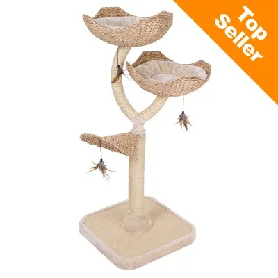 Tiragraffi per gatti con base quadrata, due cuccette in vimini intrecciato, piattaforma intermedia e giochi con piume. Angolo arancione in alto a destra con testo: Top Seller. Tiragraffi per gatti con base quadrata, due cuccette in vimini intrecciato, piattaforma intermedia e giochi con piume. Angolo arancione in alto a destra con testo: Top Seller.