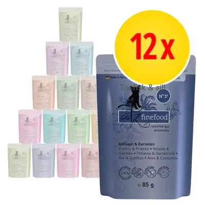 Multipack med 12 påsar catz finefood våtfoder, en blå påse med texten 'Tonfisk & sill', vikt 85 g synlig. Flera färgade påsar i bakgrunden. Multipack med 12 påsar catz finefood våtfoder, en blå påse med texten 'Tonfisk & sill', vikt 85 g synlig. Flera färgade påsar i bakgrunden.