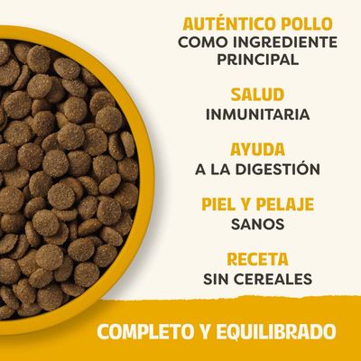 Pienso en bandeja amarilla. Texto: Pollo auténtico como ingrediente principal, salud inmunológica, apoyo a la digestión, piel y pelaje saludables, receta sin cereales, completo y equilibrado.