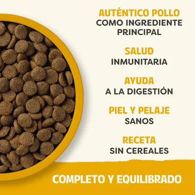 Pienso en bandeja amarilla. Texto: Pollo auténtico como ingrediente principal, salud inmunológica, apoyo a la digestión, piel y pelaje saludables, receta sin cereales, completo y equilibrado.