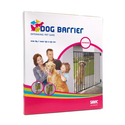 Ambalaj poartă de protecție pentru câini Savic Dog Barrier, dimensiuni min 84 / max 152 x 95 cm, imagine cu familie și câine lângă poartă metalică neagră.