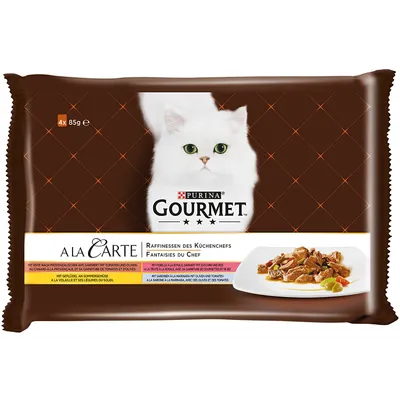 Purina Gourmet A la Carte, balenie 4×85 g. Na obale biela mačka a obrázok porcie krmiva na tanieri. Viditeľné texty v nemčine a francúzštine. Purina Gourmet A la Carte, balenie 4×85 g. Na obale biela mačka a obrázok porcie krmiva na tanieri. Viditeľné texty v nemčine a francúzštine.