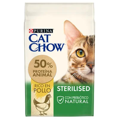 Purina Cat Chow Sterilised cat food, 50% proteína animal, rico en pollo, con prebiótico natural. Image shows a close-up of a cat and chicken icon on the packaging.