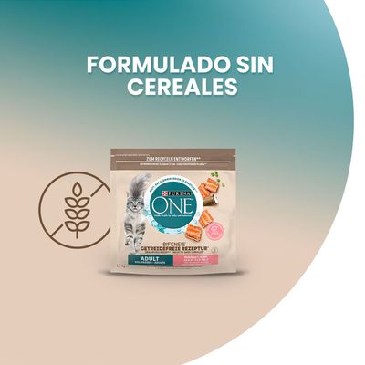Purina ONE Adult para gatos, bifensis getreidefreie rezeptur. Texto: Formulado sin cereales. Imagen de pienso y símbolo de cereal tachado.