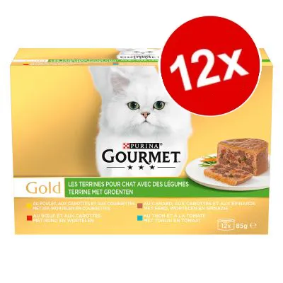 Purina Gourmet Gold kattmat, 12x85 g. Text: Les terrines pour chat avec des légumes. Bild på vit katt och skivad terrin på tallrik. Stor röd cirkel med texten 12x.