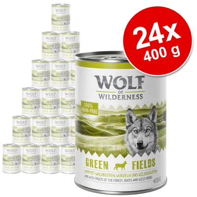 Set 24 conserve a câte 400 g Wolf of Wilderness Green Fields, etichetă cu text 100% grain-free, imagine lup, pentru animale. Text suplimentar: Lamm mit Waldbeeren, Wurzeln und Wildkräutern.