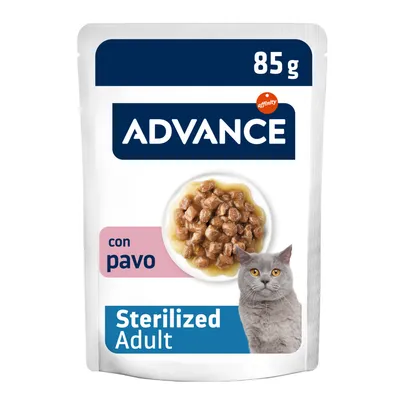 Advance Sterilized Adult con pavo, 85 g. Imagen de comida húmeda para gatos esterilizados, marca Affinity, con foto de un gato gris y trozos de alimento en salsa.
