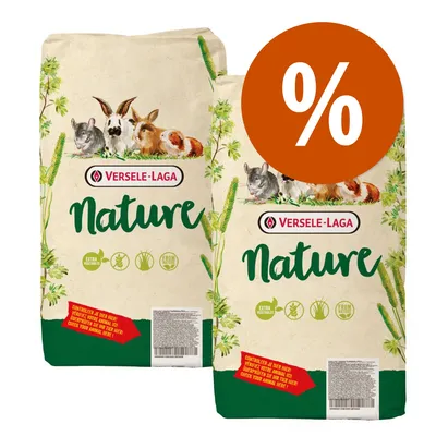 Due confezioni di Versele-Laga Nature con illustrazioni di roditori e lagomorfi, simboli extra verdure e origine naturale, grande simbolo percentuale bianco su sfondo arancione.