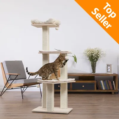 Tiragraffi a più livelli in tessuto e sisal con palline pendenti, un gatto lo utilizza. In alto a destra testo: Top Seller.
