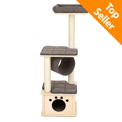 Tiragraffi in legno chiaro con tre piattaforme imbottite grigie, tunnel centrale e cuccia alla base con foro a forma di zampa. Testo visibile: Top Seller.