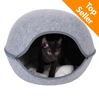 Cuccia a forma di cupola in tessuto grigio con cerniera, interno imbottito bianco, gatto nero all'interno. Angolo arancione con testo: Top Seller.