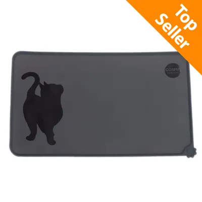 Tappetino grigio con sagoma di gatto nera e scritta visibile 'COSMA PURE LOVE' nell’angolo. Etichetta arancione in alto a destra: Top Seller. Tappetino grigio con sagoma di gatto nera e scritta visibile 'COSMA PURE LOVE' nell’angolo. Etichetta arancione in alto a destra: Top Seller.