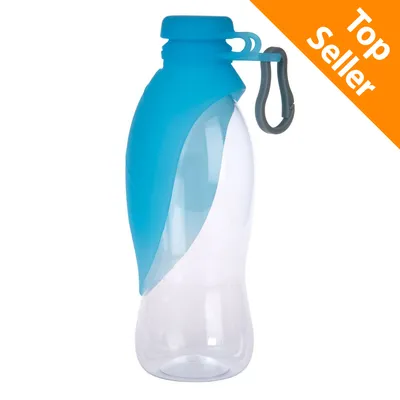 Borraccia trasparente con tappo e rivestimento in plastica azzurra, gancio grigio. Angolo arancione con testo: Top Seller. Borraccia trasparente con tappo e rivestimento in plastica azzurra, gancio grigio. Angolo arancione con testo: Top Seller.