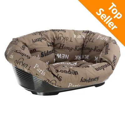 Cuscino marrone con nomi di città come Paris, Tokyo, Hong-Kong, New York, Sidney e Londra su cuccia nera in plastica. Angolo arancione con testo: Top Seller. Cuscino marrone con nomi di città come Paris, Tokyo, Hong-Kong, New York, Sidney e Londra su cuccia nera in plastica. Angolo arancione con testo: Top Seller.