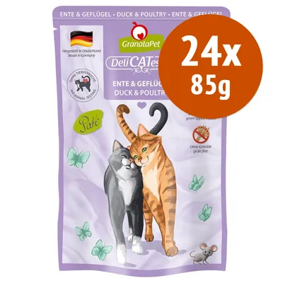 GranataPet DeliCATessen Ente & Geflügel, paté per gatti, 24x85g. Testo visibile: senza test sugli animali, senza cereali, prodotto in Germania. Immagine di due gatti. GranataPet DeliCATessen Ente & Geflügel, paté per gatti, 24x85g. Testo visibile: senza test sugli animali, senza cereali, prodotto in Germania. Immagine di due gatti.