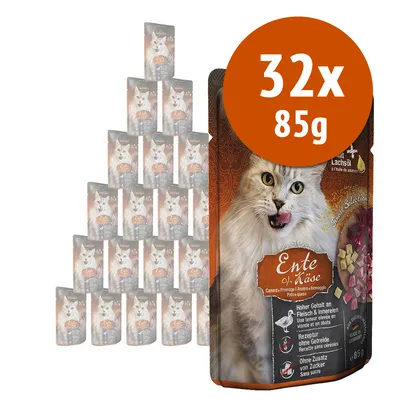 Confezione da 32 bustine di alimento per gatti, ciascuna da 85 g. Testo visibile: Ente & Käse, alto contenuto di carne e interiora, senza cereali, senza zucchero aggiunto.
