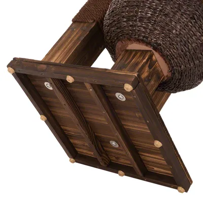 Base en bois foncé avec éléments de fixation métalliques, partie d’un arbre à chat ou meuble pour animaux, surface tressée visible sur le côté droit.