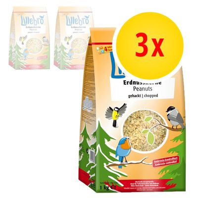Lillebro Erdnusskerne Peanuts gehackt 1 kg, kolme pakkausta. Pakkauksessa lintuja ja ikkuna, josta näkyy murskattuja maapähkinöitä. Keltainen ympyrä: 3x.