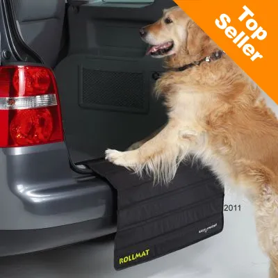 Hund ved bil med sort ROLLMAT beskyttelsesmåtte på bagkofanger. Orange hjørnefelt med teksten 'Top Seller'.