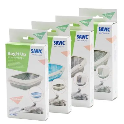 Vier verpakkingen Savic Bag it Up kattenbakzakken, zichtbaar: medium 42×32 cm, 12 bags, afbeeldingen van kattenbak met zak en liggende kat op de doos.