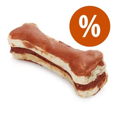 Osso masticabile per cani con rivestimento marrone e simbolo percentuale bianco su sfondo arancione, indicazione di offerta o sconto visibile nell'immagine.