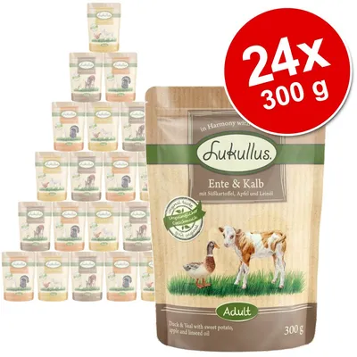 Lukullus Ente & Kalb Adult, balení 24×300 g. Na obalu kachna a tele, text: Duck & Veal with sweet potato, apple and linseed oil. Originální chuť. Uprostřed velký sáček, vzadu více menších. Lukullus Ente & Kalb Adult, balení 24×300 g. Na obalu kachna a tele, text: Duck & Veal with sweet potato, apple and linseed oil. Originální chuť. Uprostřed velký sáček, vzadu více menších.