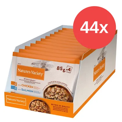 Caja con 44 sobres de Nature's Variety Bites in Gravy, 85 g cada uno, sabores pollo y salmón. Texto visible: 'with chicken', 'with salmon', 'bocaditos en salsa'. Caja con 44 sobres de Nature's Variety Bites in Gravy, 85 g cada uno, sabores pollo y salmón. Texto visible: 'with chicken', 'with salmon', 'bocaditos en salsa'.