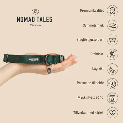 Hundhalsband Nomad Tales München i grön sammet på hand. Text: Premiumkvalitet, sammetsmjuk, steglöst justerbart, praktiskt, låg vikt, passande tillbehör, maskintvätt 30 °C, tillverkat med kärlek.