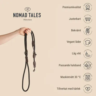 Nomad Tales München hundkoppel i vegant läder, hålls av en hand. Text: Premiumkvalitet, justerbart, bekvämt, vegant läder, låg vikt, passande halsband, maskintvätt 30 °C, tillverkat med kärlek.