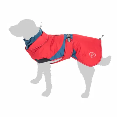 Manteau pour chien rouge et bleu avec logo NT visible sur le côté, fermeture à boucle sur le dos, présenté sur une silhouette de chien.