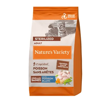 Sac de croquettes Nature’s Variety Sterilized Adult pour chat, 1er ingrédient poisson sans arêtes, céréales saines, emballage recyclable, avec image de poisson blanc et légumes visibles. Sac de croquettes Nature’s Variety Sterilized Adult pour chat, 1er ingrédient poisson sans arêtes, céréales saines, emballage recyclable, avec image de poisson blanc et légumes visibles.