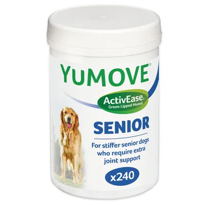Envase de YuMOVE ActivEase Green Lipped Mussel SENIOR, texto visible en inglés: For stiffer senior dogs who require extra joint support, x240. Imagen de un perro en la etiqueta.
