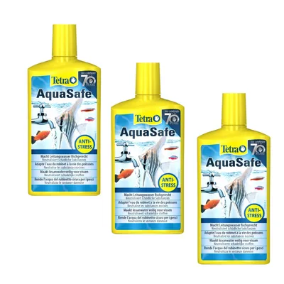 Tre flaconi di Tetra AquaSafe, etichetta con testo 'ANTI-STRESS', 'We celebrate 70 years', immagini di pesci e rubinetto. Testo multilingue: neutralizza le sostanze dannose. Tre flaconi di Tetra AquaSafe, etichetta con testo 'ANTI-STRESS', 'We celebrate 70 years', immagini di pesci e rubinetto. Testo multilingue: neutralizza le sostanze dannose.