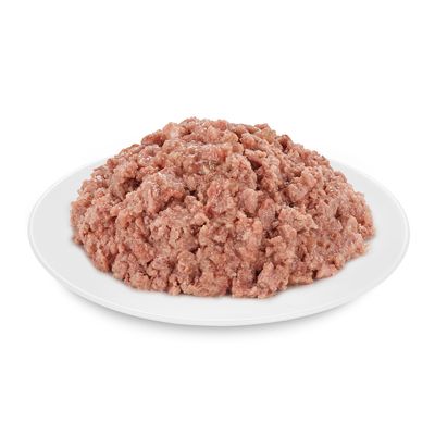 Apróra darált, nedves állateledel fehér tányéron, márkamegjelölés és csomagolás nélkül.