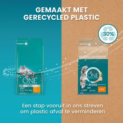 Purina ONE Bifensis Adult kattenvoer verpakking, tekst: Gemaakt met gerecycled plastic, 30%, een stap vooruit in ons streven om plastic afval te verminderen.