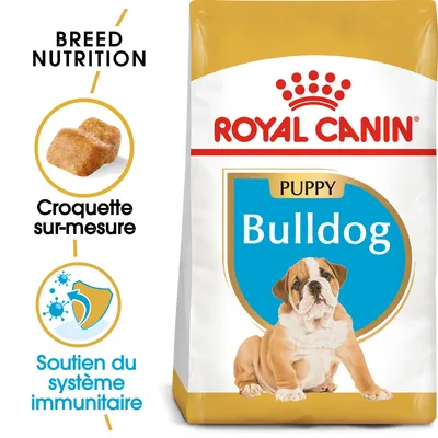 Royal Canin Puppy Bulldog, croquette sur-mesure, soutien du système immunitaire, sac avec image de chiot bulldog et texte visible en anglais et français. Royal Canin Puppy Bulldog, croquette sur-mesure, soutien du système immunitaire, sac avec image de chiot bulldog et texte visible en anglais et français.