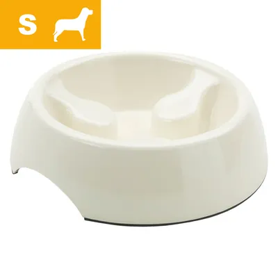 Hvid plastikskål med forhøjninger indeni, størrelse S vist i gul felt med hvid hundesilhuet og bogstavet S øverst til venstre. Hvid plastikskål med forhøjninger indeni, størrelse S vist i gul felt med hvid hundesilhuet og bogstavet S øverst til venstre.