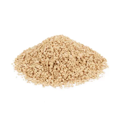 Montón de virutas de madera de color marrón claro, adecuado como lecho para animales u otros usos.