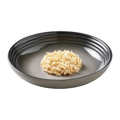 Порция настъргана светла храна, сервирана в сива купа. Не се виждат марки или опаковка.