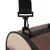 Gros plan sur l’attache en plastique noir et la sangle réglable d’un sac de transport pour animaux, tissu beige et marron visible.