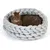 Graues, geflochtenes Katzenbett mit einer braunen Katze darin. Rundes Design aus weichem Material.