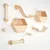Wandmontiertes Set aus Holz: zwei sechseckige Boxen, Kletterbrücken und mehrere Sisalrollen. Alle Elemente sind an der Wand befestigt.