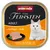 Animonda Vom Feinsten Adult корм для кошек с птицей и телятиной, сервировочный вариант с кусочками мяса на черной тарелке.