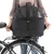 Cestino nero con rete per animali montato sul portapacchi posteriore di una bicicletta, tenuto da una persona. Materiale visibile: tessuto e rete. Cestino nero con rete per animali montato sul portapacchi posteriore di una bicicletta, tenuto da una persona. Materiale visibile: tessuto e rete.