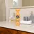 Flacone di shampoo Pet Head Ditch the Dirt Deodorizing, Orange con tappo a forma di osso, 300 ml, su piano bagno. Testo visibile: 'Shampoo Orange with Aloe'.