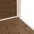 Détail d’un angle intérieur en bois avec planches marron et cadre blanc, deux trous ronds visibles sur le sol. Matériau : bois.