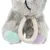 Peluche grise pour animal avec pattes en tissu peluche bleu clair et violet, anneau en corde beige visible à l’avant.